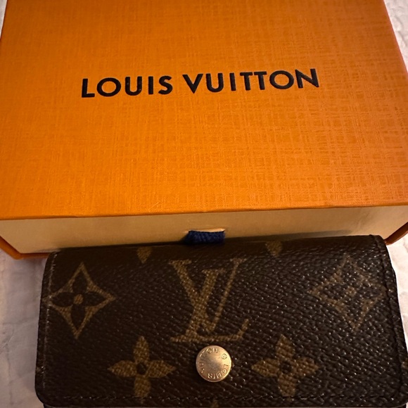 Louis Vuitton four key holder - Picture 2 of 7